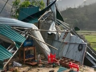Gió lốc làm tốc mái, đổ sập 337 ngôi nhà ở Sơn La