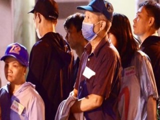 Người dân đến sân vận động Điện Biên từ tờ mờ sáng xem tổng duyệt diễu binh