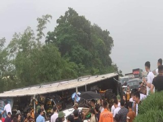 Tai nạn liên hoàn giữa 6 ô tô trên cao tốc Nội Bài - Lào Cai