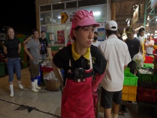 Hòa Minzy làm bốc xếp tại chợ cá, bật khóc nức nở